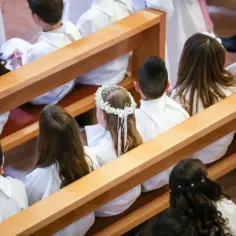 Komunia święta w jakim wieku? Odkryj, kiedy jest najlepszy czas