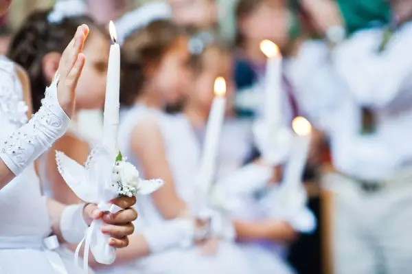 Czy rodzice kupują prezent na komunię? Odkryj tradycje i pomysły